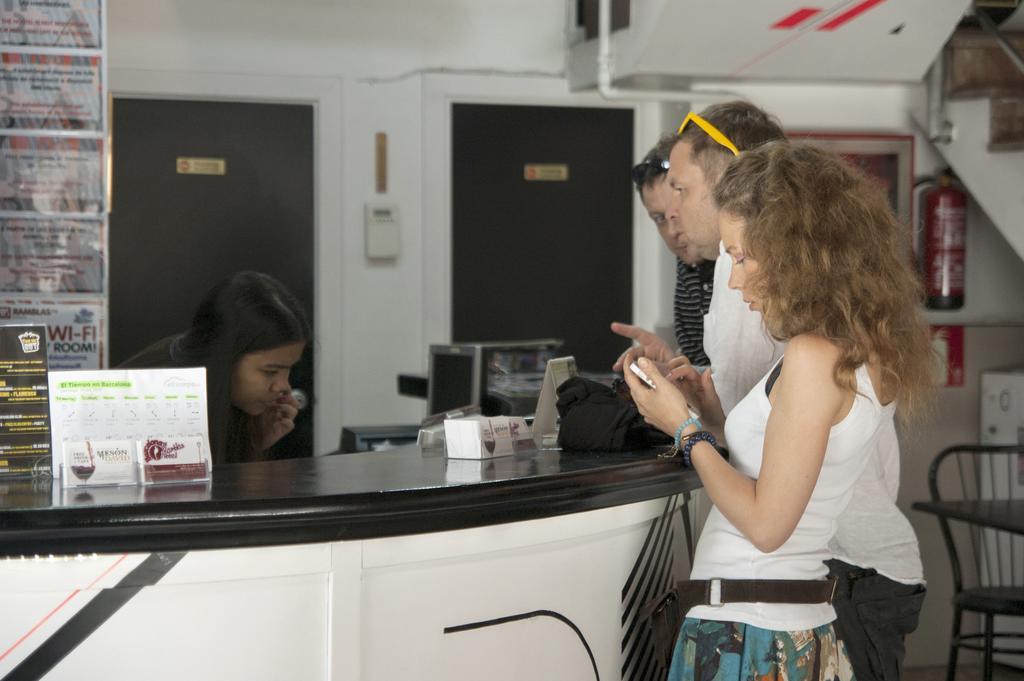 Be Ramblas Guest House Barcelona Bagian luar foto
